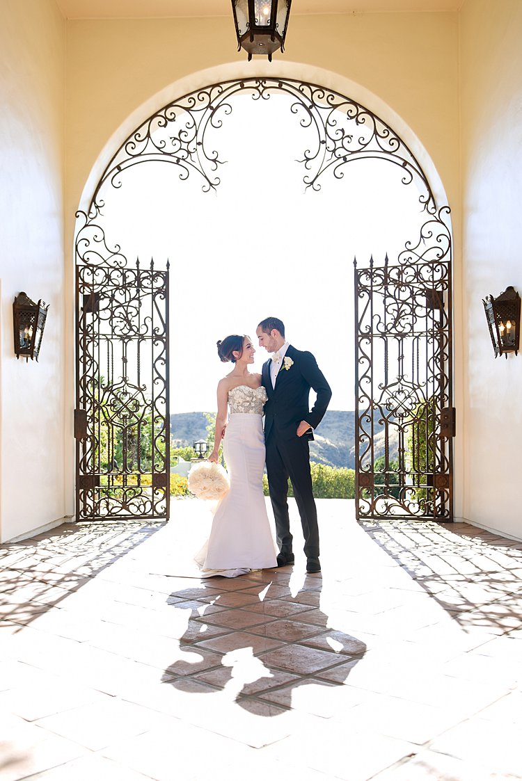 https://www.smashingtheglass.com/a-monique-lhuillier-bride-for-an-outdoor-socal-jewish-wedding-at-hummingbird-nest-ranch-ca-usa/