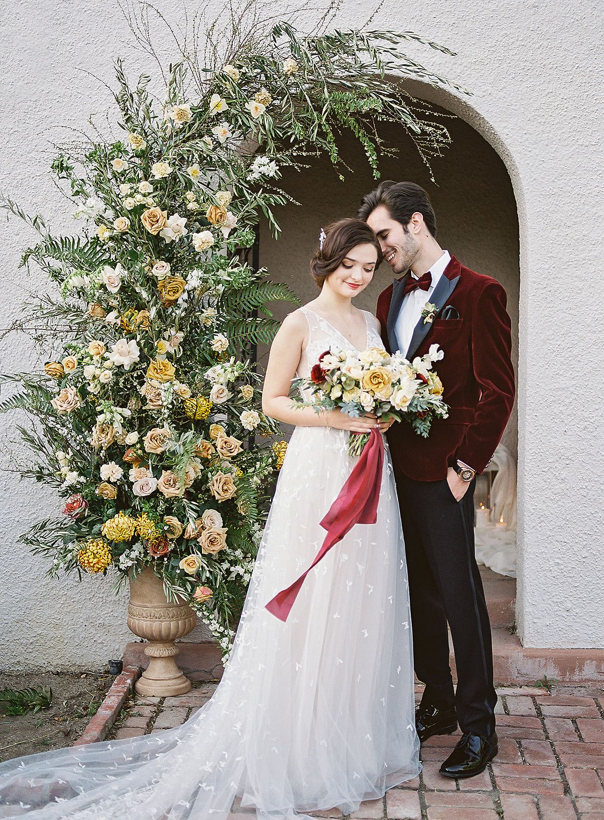 https://weddingsparrow.com/article/autumnal-old-hollywood-wedding-ideas