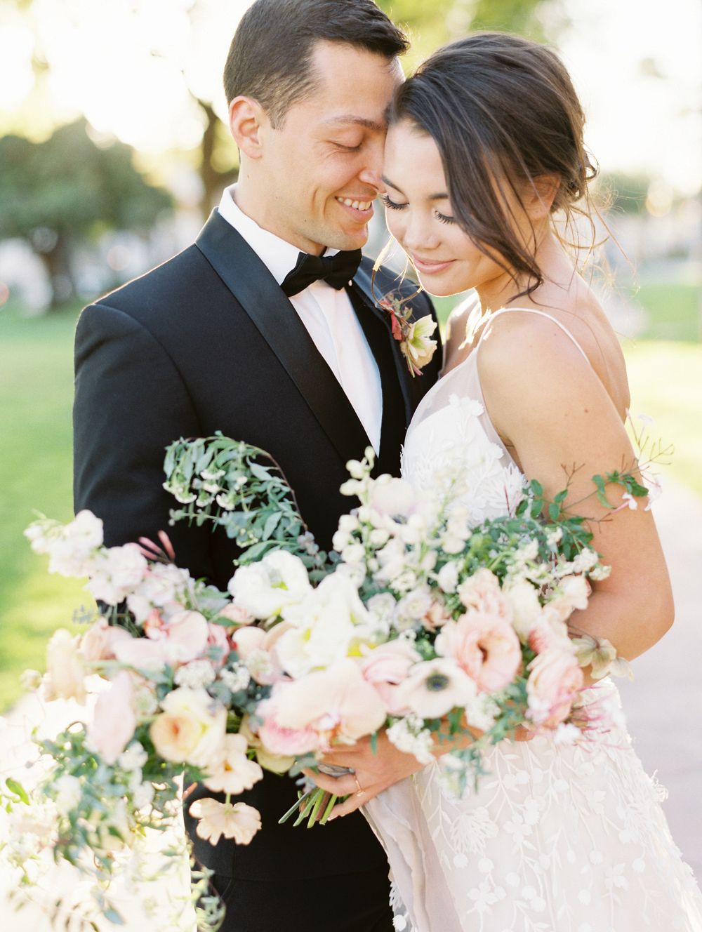 https://weddingsparrow.com/article/black-tie-wedding-style-with-autumnal-florals