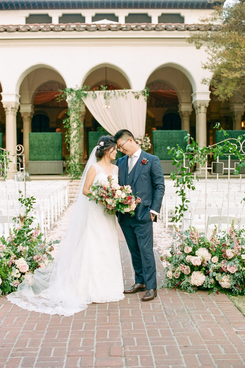 https://ruffledblog.com/pasadena-wedding-mauve-roses/